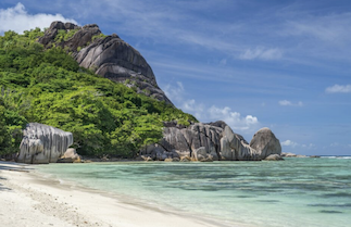 Últimos blogs da empresa sobre Desenvolvedor francês garante US$ 5,7 milhões em financiamento para projeto fotovoltaico flutuante de 5,8 MW nas Seychelles